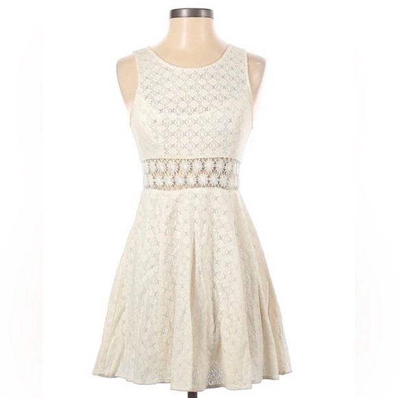 A Taylor Swift favorite!! FREE PEOPLE Ivory/Cream crochet lace dress, size 6 - Picture 2 of 8